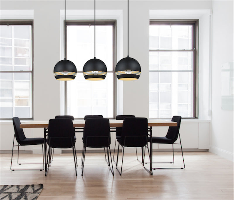 3 luminaires suspendus au dessus de la table